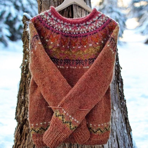 Delyth – Warm Sweater with Round Pattern on the Shoulders