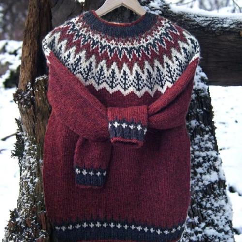 Różyca – warm sweater with a classic pattern on the shoulders